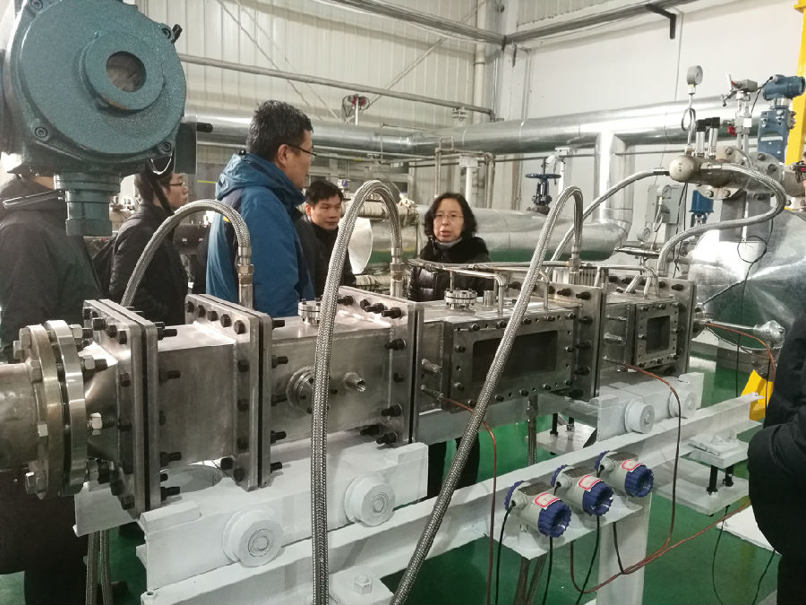 图2:科技部科技资源司和军委科技战略局领导参观试验台